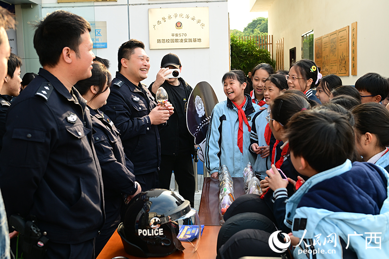 民警向孩子們普法。人民網(wǎng) 雷琦竣攝