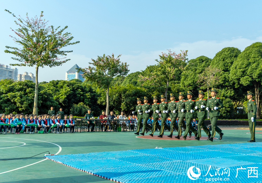 武警官兵在進(jìn)行隊(duì)列演示。盧泳鋼攝