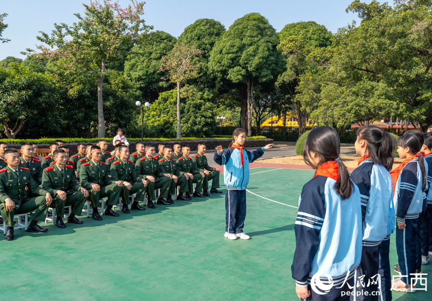 駐地學(xué)生為武警官兵表演節(jié)目。人民網(wǎng)記者 王勇攝