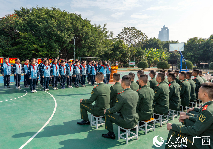 武警官兵觀看駐地學(xué)生表演節(jié)目。人民網(wǎng)記者 王勇攝