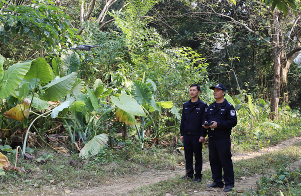 民警使用無人機(jī)開展巡護(hù)活動(dòng)。崇左市公安局供圖