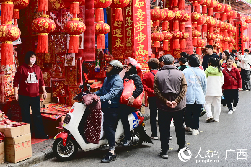 年貨市場十分熱鬧。人民網(wǎng) 雷琦竣攝