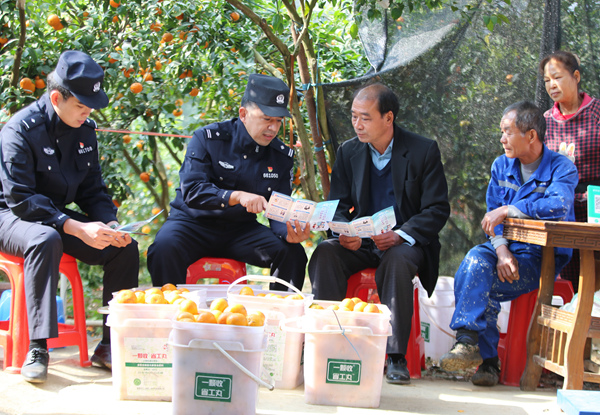 民警向果園游客宣傳反詐知識。