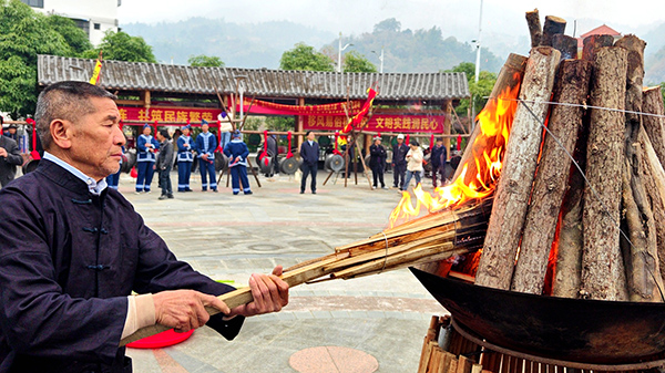 廣西東蘭縣巴疇壯寨農(nóng)耕文化旅游節(jié)非遺祭灶儀式。高東風(fēng)攝