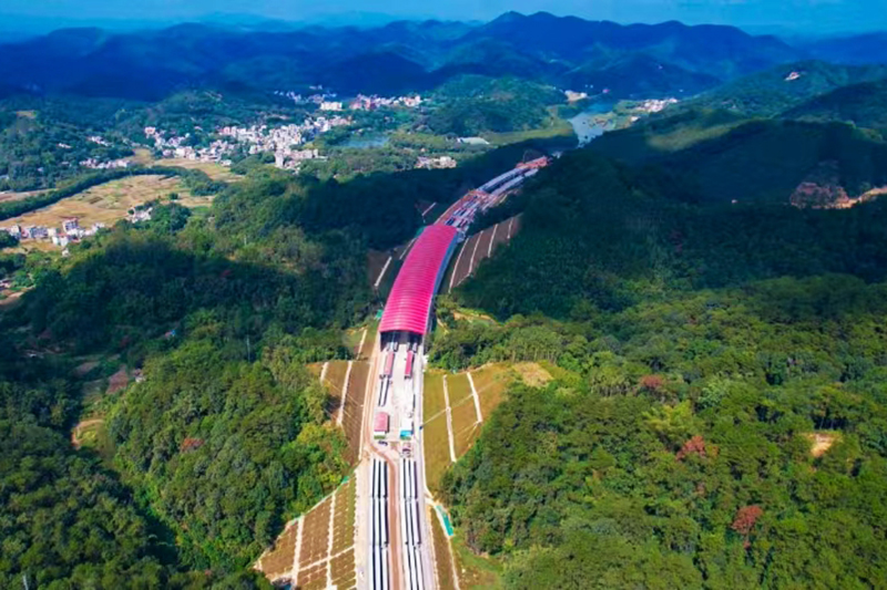 梧州—玉林—?dú)J州公路蒼梧至容縣段建設(shè)中。廣西交通投資集團(tuán)供圖