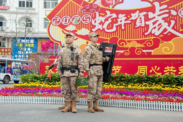 武警官兵在國(guó)門景區(qū)進(jìn)行定點(diǎn)巡邏。