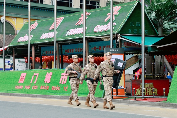 武警官兵在國門景區(qū)進行徒步巡邏。