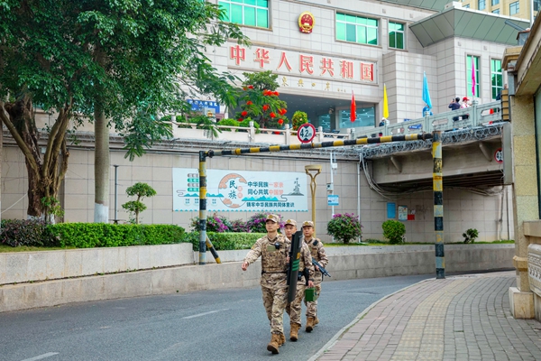 武警官兵在國(guó)門附近進(jìn)行徒步巡邏。