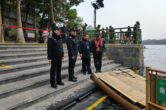 旅游警察部門聯(lián)合海事部門在碼頭和游船進(jìn)行節(jié)前安全檢查。桂林市公安局供圖