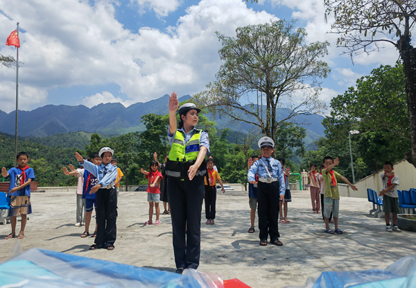 防城港市公安局交警支隊(duì)防城大隊(duì)輔警帶領(lǐng)扶隆鎮(zhèn)隘腳小學(xué)“小交警”進(jìn)行交通指揮手勢(shì)訓(xùn)練