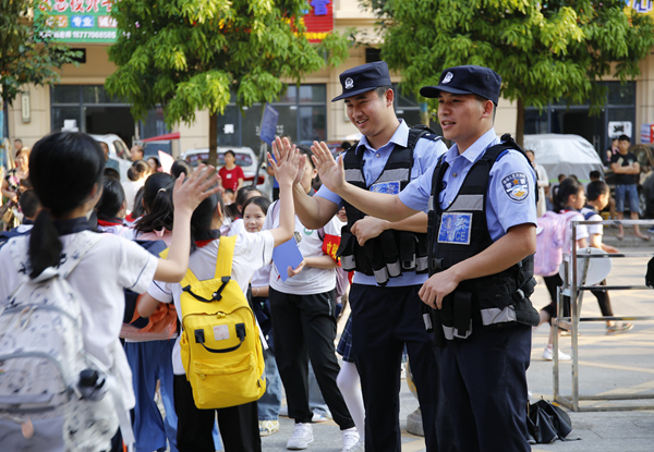 上思縣公安局思陽派出所民輔警在南岸小學(xué)開展護(hù)學(xué)工作