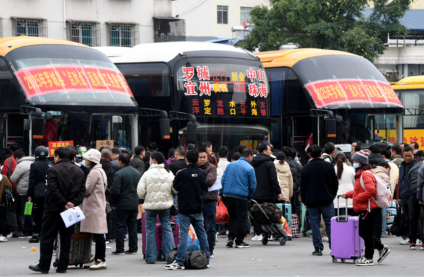 外出務(wù)工人員在有序上車。