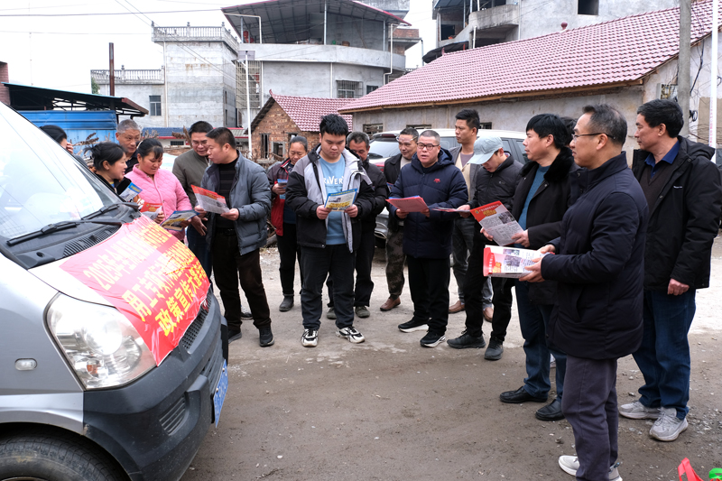 大篷車進(jìn)村向群眾推送崗位和宣傳政策。