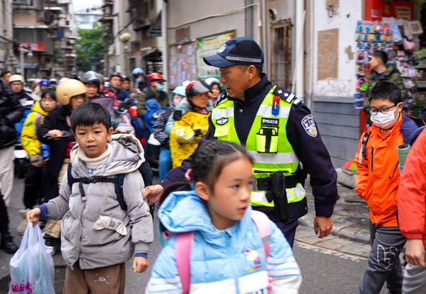 民警在維持秩序。