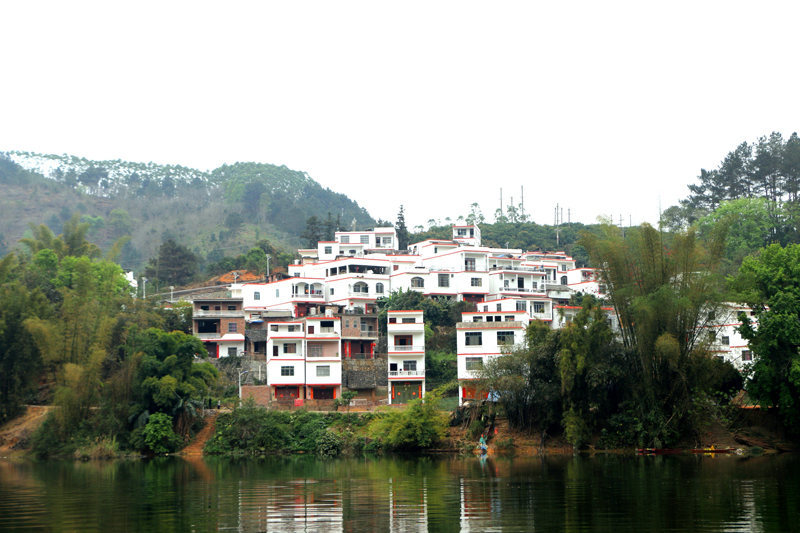 加強(qiáng)鄉(xiāng)村建設(shè)，村居依山傍水好風(fēng)景。作登瑤族鄉(xiāng)政府供圖